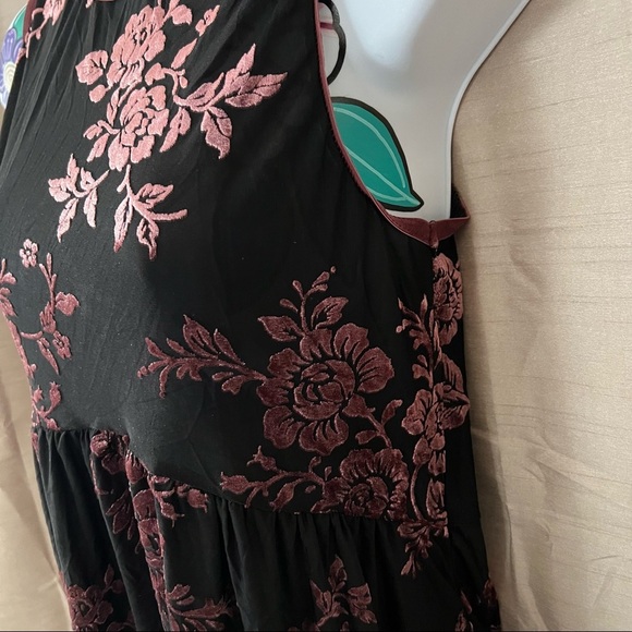 Knox Rose Black Sleeveless Pink Velvet Rose Blouse - Picture 3 of 5